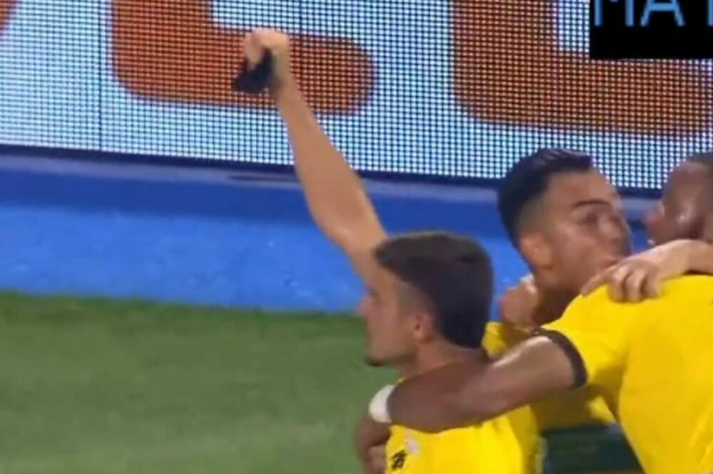 CRNIM FLOROM NA BED BLU BOJSE! Grk podsetio na ubistvo navijača posle gola za pobedu (VIDEO)