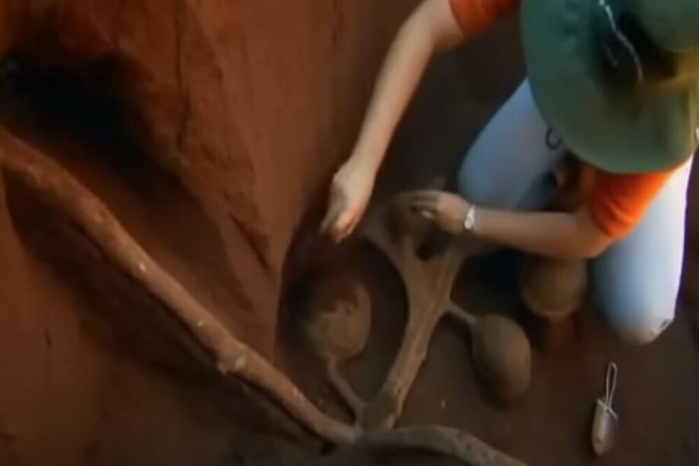 SIPALI SU 10 TONA CEMENTA U RUPU, A ONDA SU OSTALI ZATEČENI ŠOKANTNIM PRIZOROM: Ono što im je bilo PRED OČIMA je...