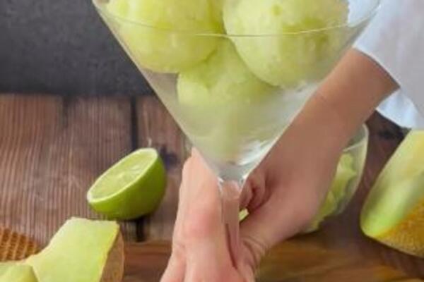 LEDENI SORBET KAO IDEALNO OSVEŽENJE ZA LETO: Isprobajte ovu GENIJALNU poslasticu od DINJE, ODUŠEVIĆETE SE