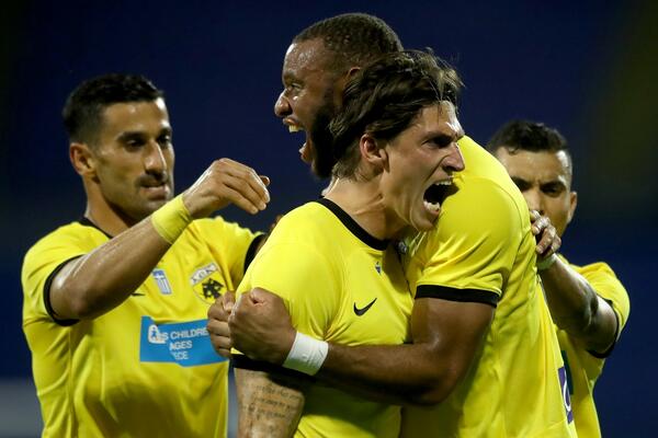 OVO JE MNOGIMA PROMAKLO: Pogledajte šta je asistent za gol AEK-a pokazao navijačima Dinamo Zagreba! (VIDEO)