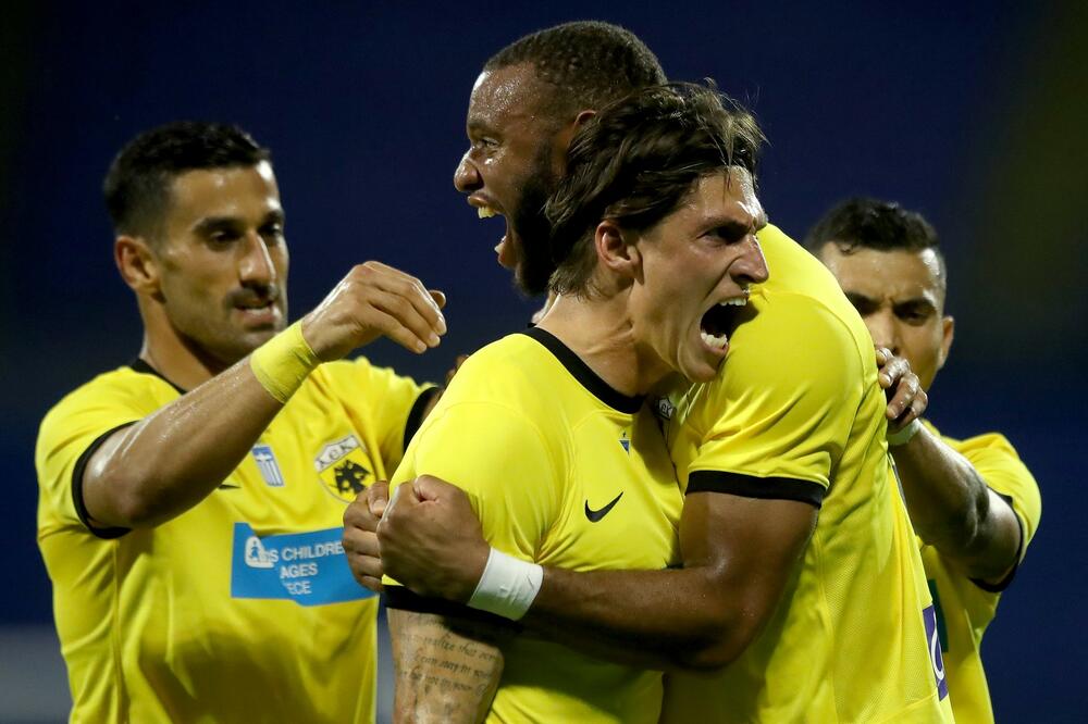 OVO JE MNOGIMA PROMAKLO: Pogledajte šta je asistent za gol AEK-a pokazao navijačima Dinamo Zagreba! (VIDEO)