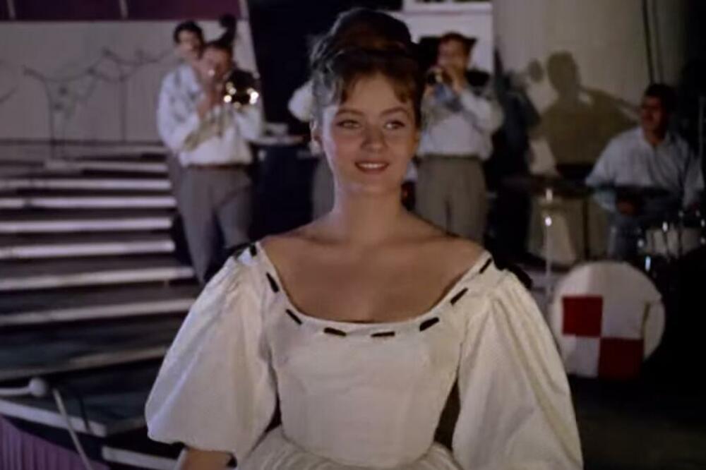 DA LI JE MOGUĆE DA ONA PUNI 81 GODINU? Juga joj se DIVILA, pred njenom LEPOTOM nema ko nije PAO NA KOLENA