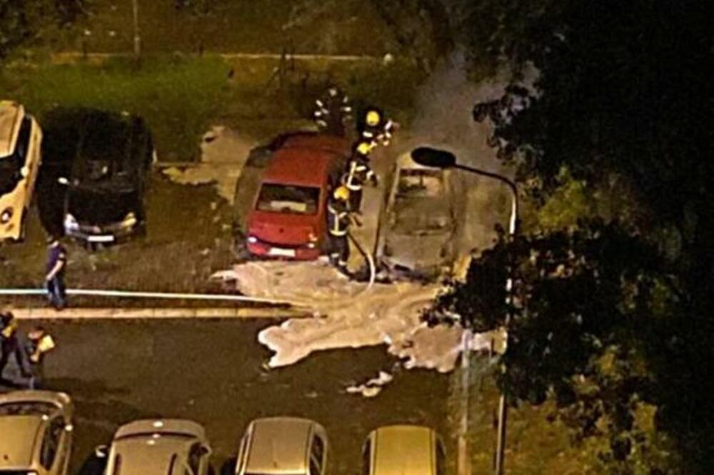 PARKIRANI AUTOMOBIL BUKNUO USRED NOĆI U JERKOVIĆU: Vatra progutala i vozilo pored (FOTO)