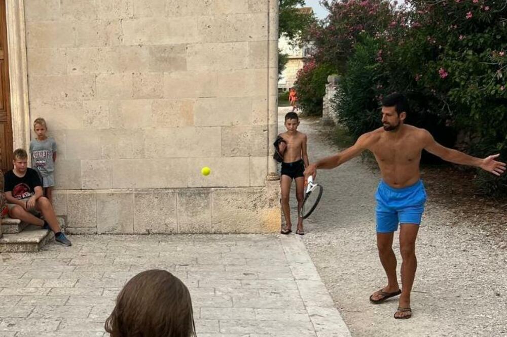 ZAMISLITE NADALA I FEDERERA DA RADE OVO: Bosonogi Đoković ŠOKIRAO planetu - pitajte decu ko je GOAT! (FOTO)