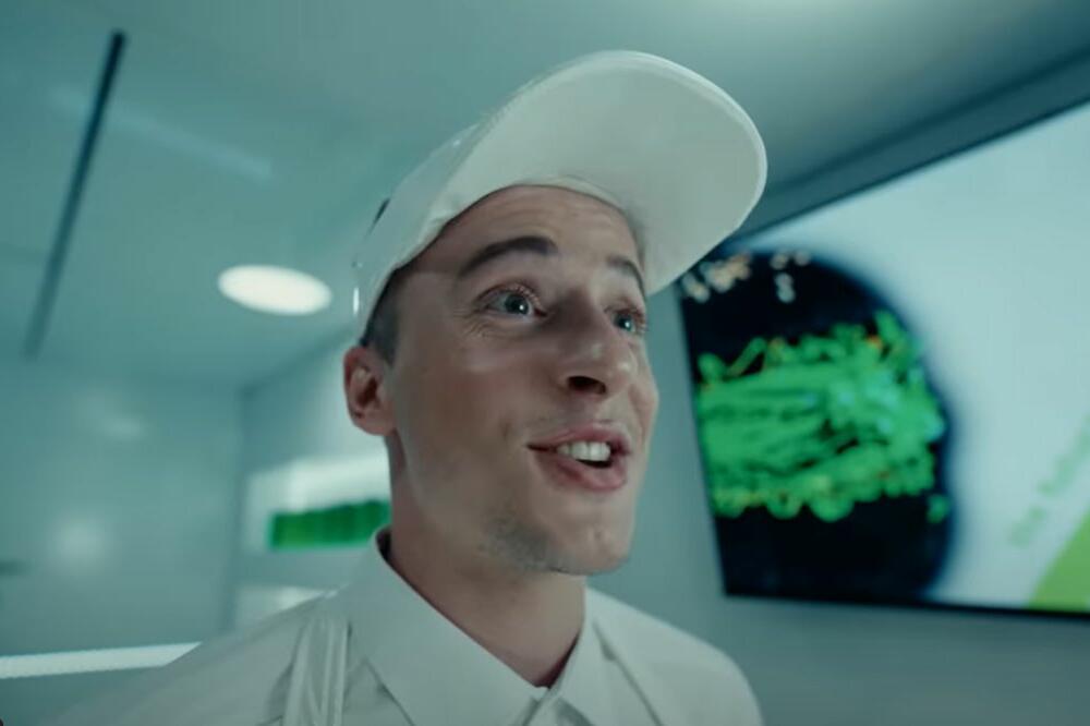 OTKRIVENO KO JE DEČKO IZ KARLEUŠINOG SPOTA "KARLI BIČ": Privatno je OPASAN FRAJER, evo i ČIME SE BAVI