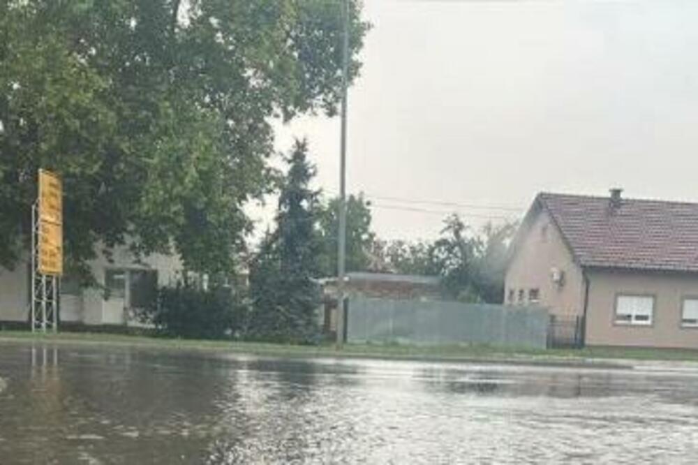 ULICE "PLIVALE" POD VODOM: Pljusak napravio ogromne PROBLEME u ZRENJANINU (FOTO)