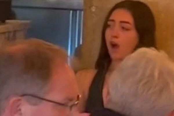GOSTI SU SEDELI U RESTORANU STOPLJENI SA TIŠINOM: A onda su čuli ŠTA OVA DEVOJKA priča i ostali ZAPANJENI (VIDEO)
