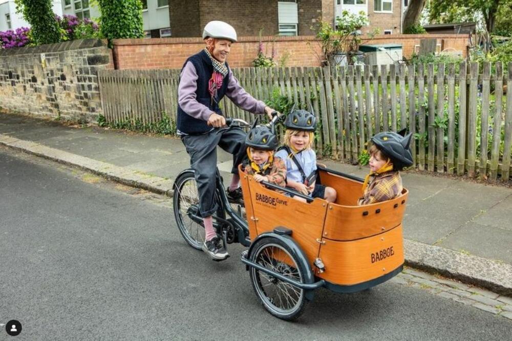 - Poslednja vožnja ikad s Reksom do jaslica - napisao je Irvin uz fotografije sa sinom