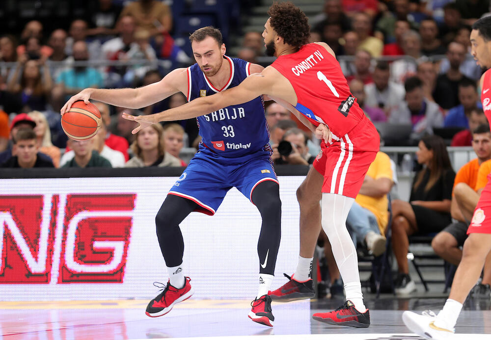 Nikola Milutinov na utakmici Srbije i Portorika