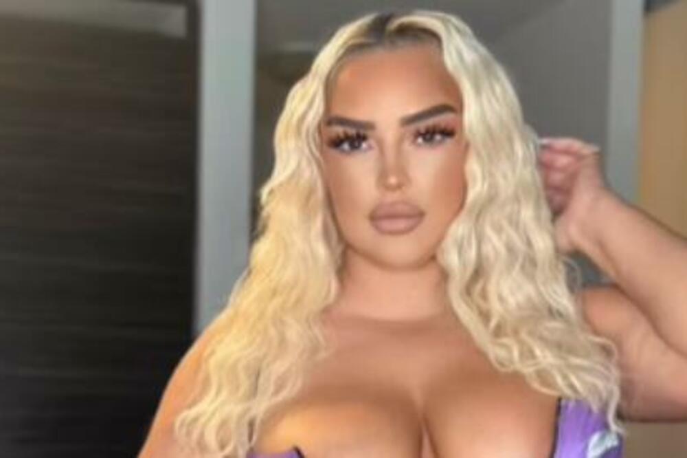 SARA IMA GRUDI OD KOJIH MUŠKARCIMA KREĆE VODA NA USTA: Toliko je VRELA u BIKINIJU da oni NE MOGU... (FOTO)