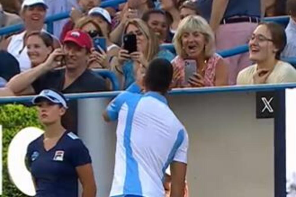DVA POLJUPCA HOĆU JA: Novak Đoković uslišio molbu upornoj gospođi, njena reakcija je HIT! (VIDEO)