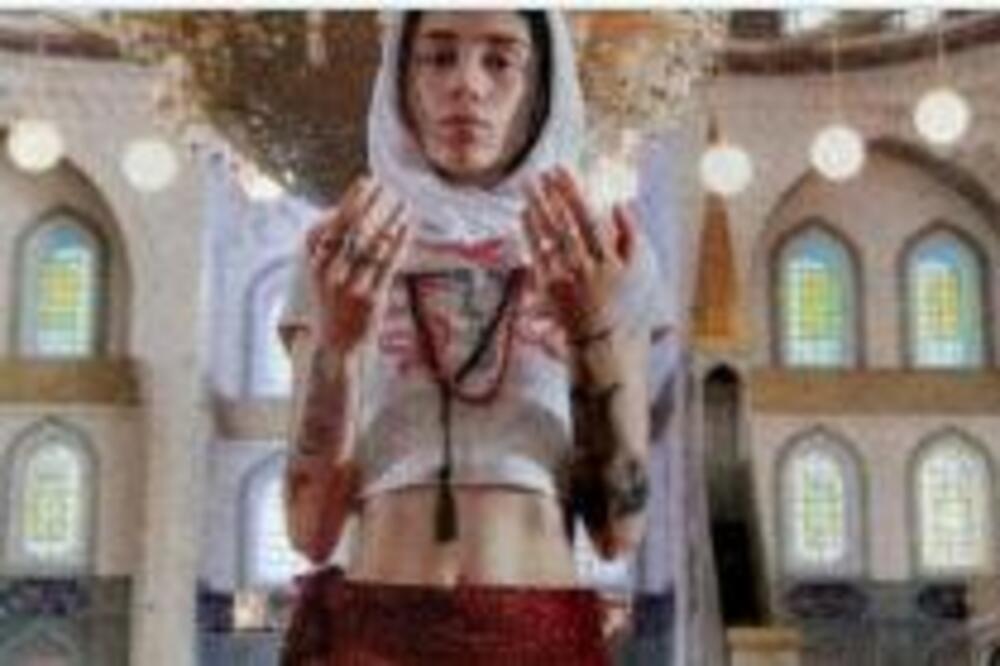 MANEKENKA SE SLIKALA OVAKO U DŽAMIJI PA IZAZVALA SKANDALČINU: Zbog SRAMNOG izgleda optužena za IZDAJU, ISCURELO SVE