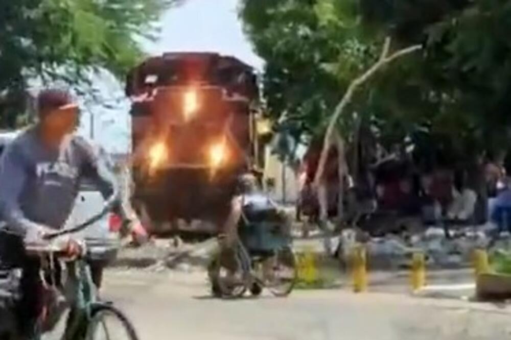 ČOVEK U KOLICIMA POKUŠAVA DA PREĐE PRUGU DOK VOZ NAILAZI: Nesrećnik se ZAGLAVIO, evo kako se završila DRAMA (VIDEO)