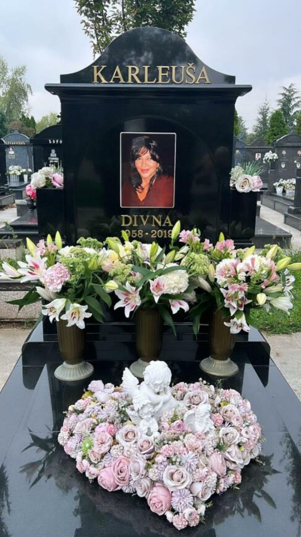 Divnin grob je pun cveća