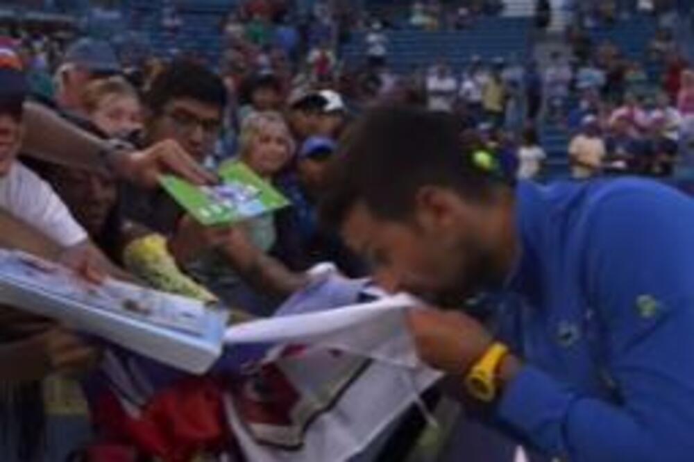 "BRAVO, MAJSTORE" Novaku navijači dali ZASTAVU Srbije da se potpiše, njegov potez DIRA U SRCE! (VIDEO)