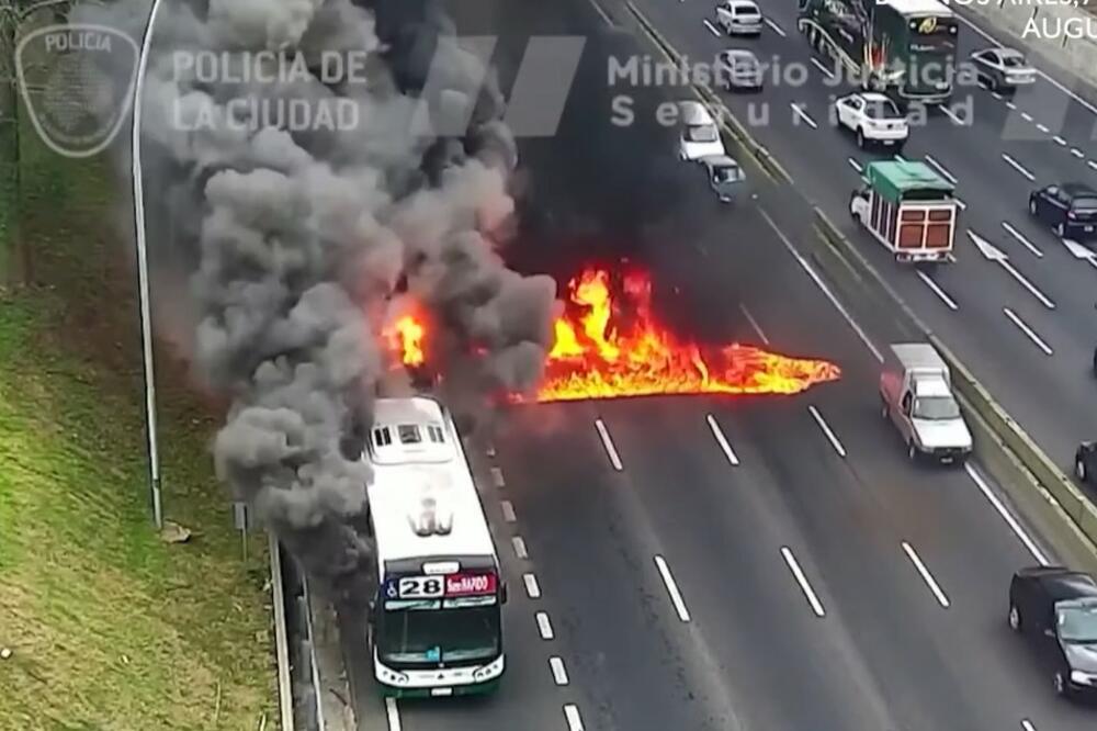 AUTOBUS SE ZAPALIO NA AUTO-PUTU, VATRENA STIHIJA PROGUTALA SVE U SEKUNDI: Ljudi bežali da SPASU GLAVE (VIDEO)