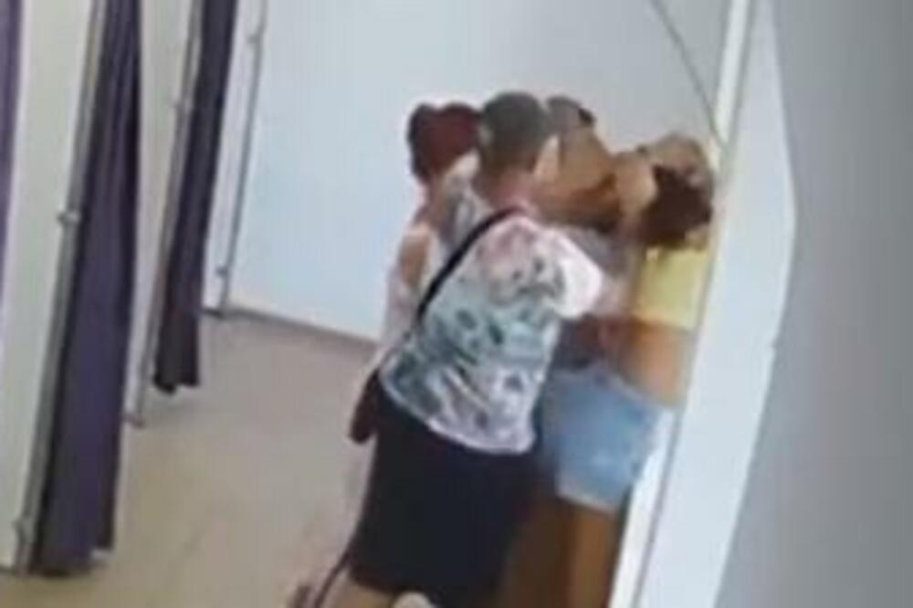 ŽESTOKA MAKLJAŽA U PRODAVNICI, ŽENE SE ŠIBALE KAO LUDE: Letele pesnice, jedna na kraju dohvatila i MOTKU (VIDEO)