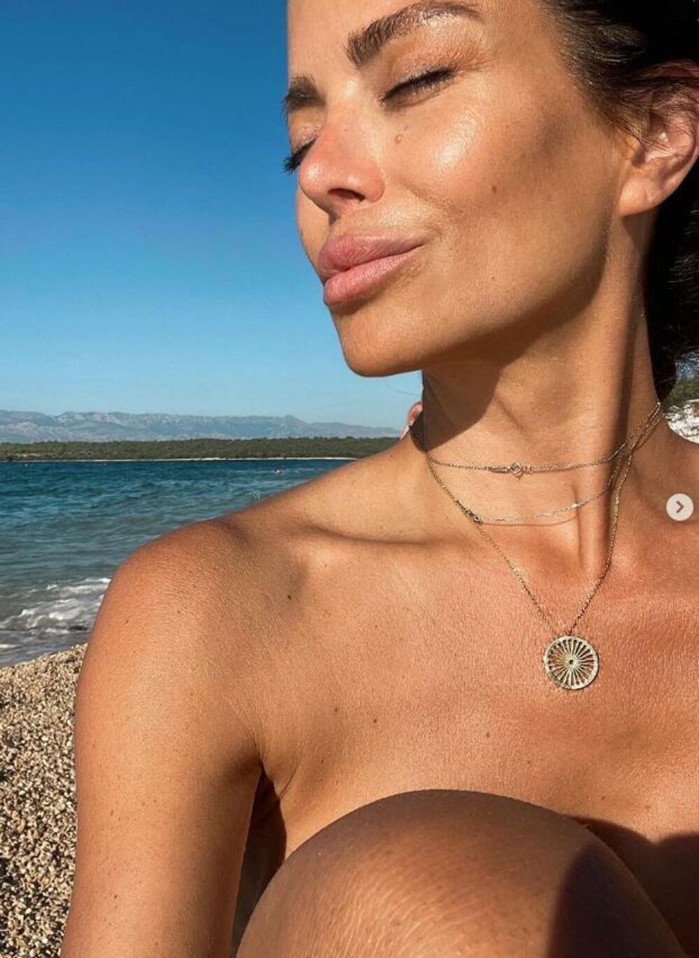 Nikolina Pišek u toplesu