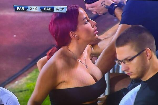 DEKOLTE CRVENOKOSE GROBARKE HIPNOTIŠE! Hodajuća bomba u Humskoj (FOTO)