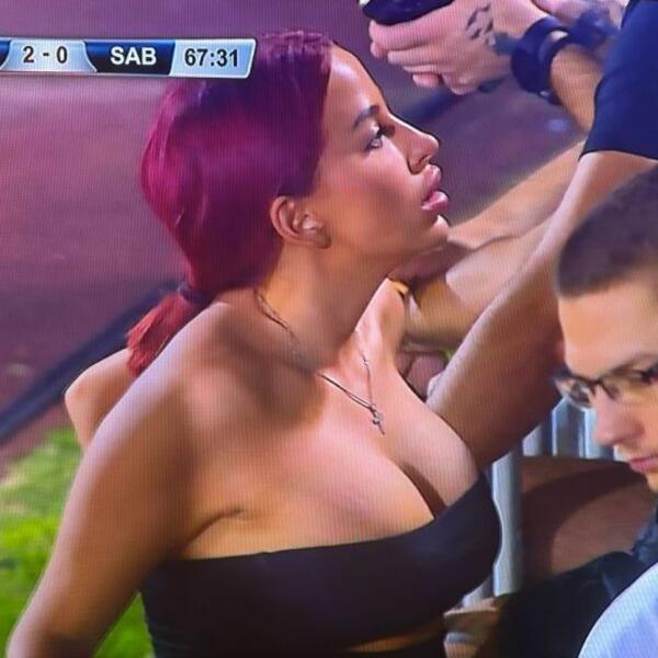 DEKOLTE CRVENOKOSE GROBARKE HIPNOTIŠE! Hodajuća bomba u Humskoj (FOTO)