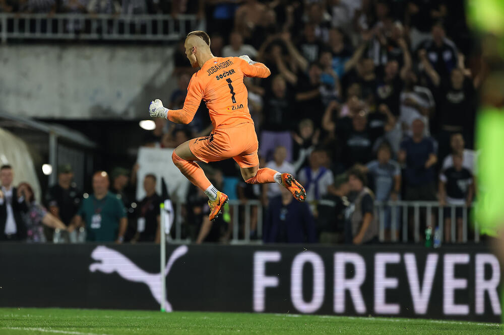 ODBRANIO PARTIZANOVU EVRO SEZONU: Pogledajte Jovanovićeve duplu penal bravuru! (VIDEO)