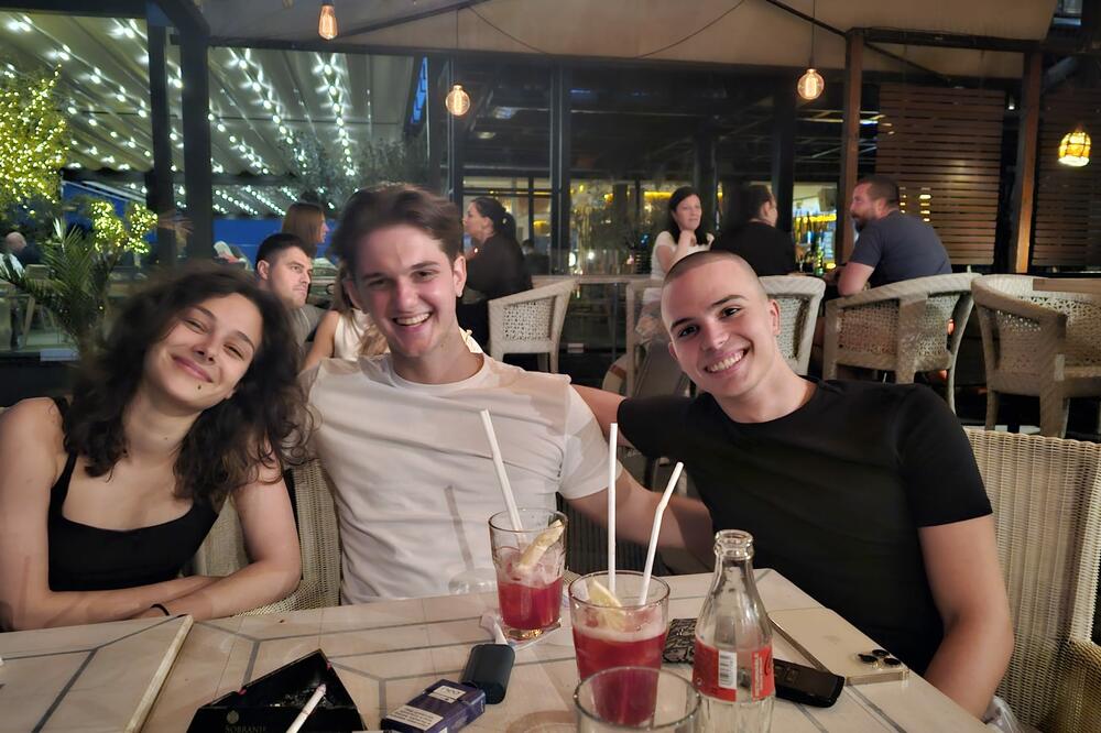 ZVEZDA SERIJE "U KLINČU" ZALJUBLJEN U CRVENOKOSU LUTKICU: Vratila mu OSMEH na lice posle DUGE PATNJE (FOTO)