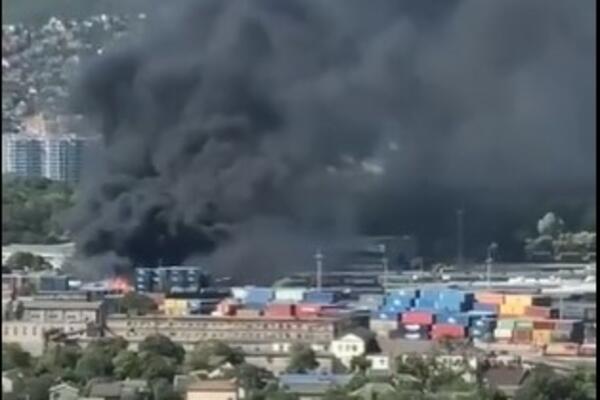 POŽAR BUKNUO NA TERMINALU ZA NAFTU: U gradu pokraj Krima CRNI OBLAK PROGUTAO zgrade (VIDEO)
