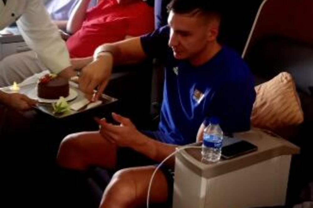 KAO DA JE ZABORAVIO DA MU JE ROĐENDAN: Bogdanovića ŠOKIRALO iznenađenje saigrača na letu za Hong Kong