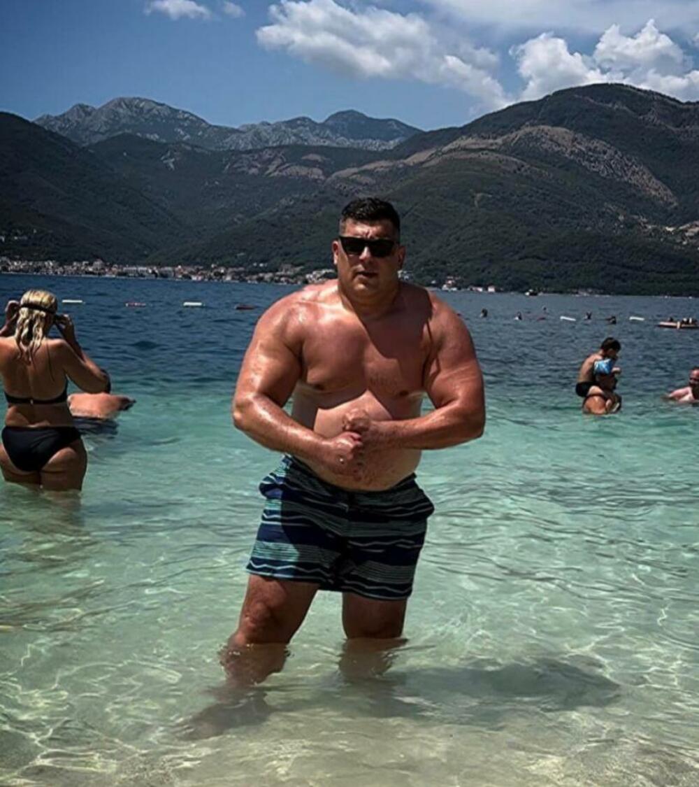 On se bavi bodibildingom što se da primetiti