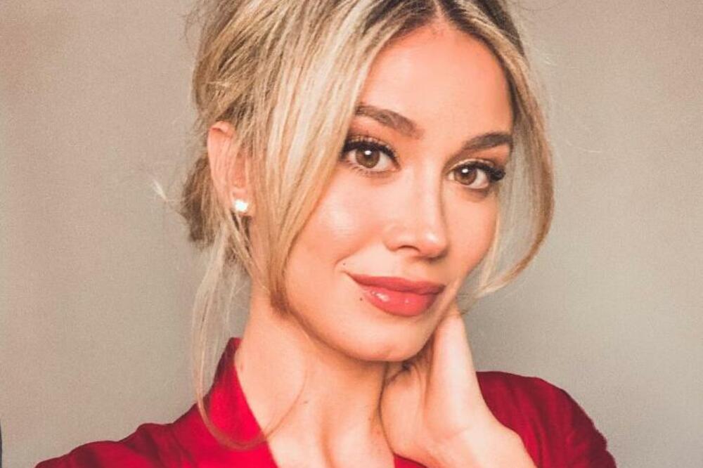 OMILJENA VODITELJKA NIJE UVEK BILA SAVRŠENO LEPA: Evo kako je izgledala pre pomoći plastičnog hirurga! (FOTO)