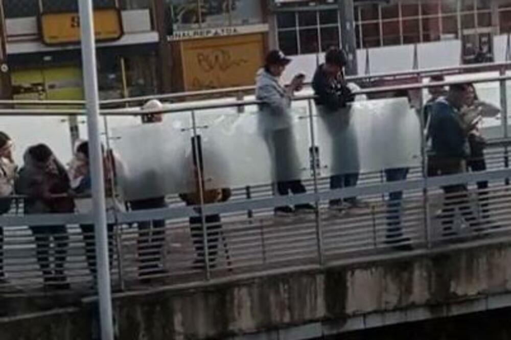 PUTNICI IZAŠLI IZ AUTOBUSA PA OSTALI UKOPANI U MESTU: Ne mogu da veruju šta je ISPLIVALO na OBALI (VIDEO)