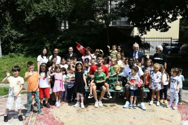 AKCIJA ZVEZDE USREĆILA MALIŠANE: Šampion donirao golove deci vrtića "Duga", upoznali Nedeljkovića i Kangvu!