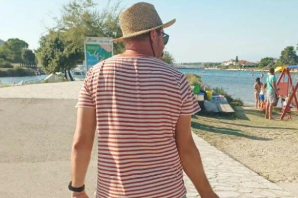 OVAKO PRAVI DALMATINAC IDE NA PLAŽU: U jednoj ruci DETE, a u drugoj... Ljudi VRIŠTE koliko je GENIJALNO (FOTO)