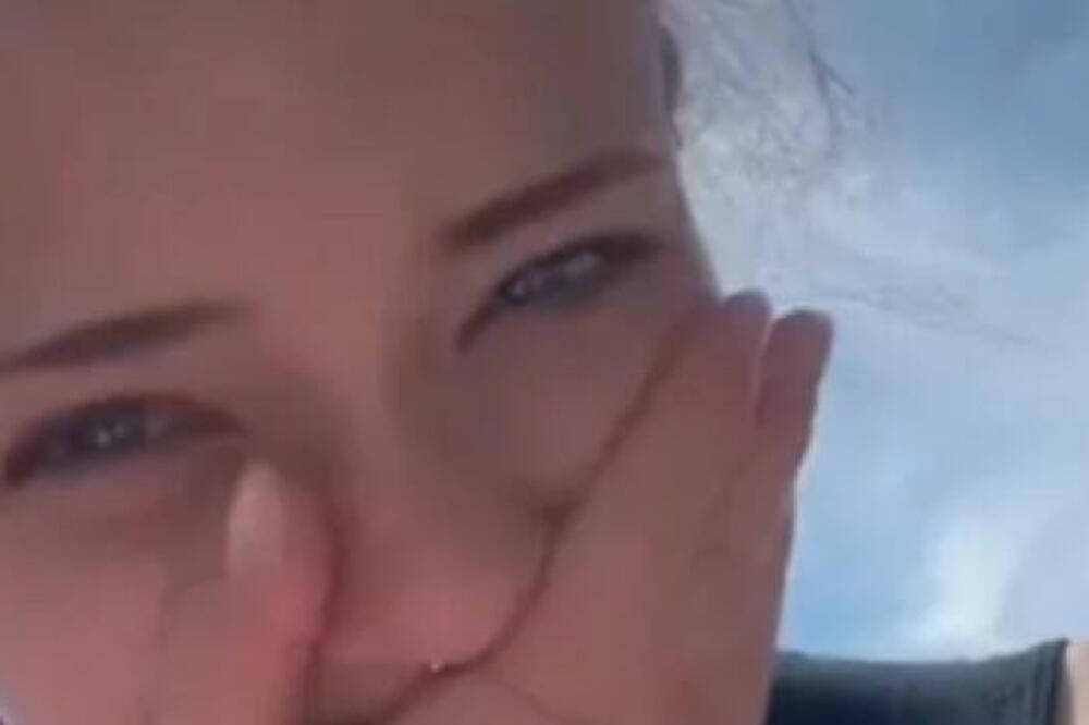 SUNČALA SE POTPUNO NAGA PORED BAZENA, A ONDA JE PRIMETILA DA JE NEKO GLEDA: Posle samo 5 MINUTA krenula je da...