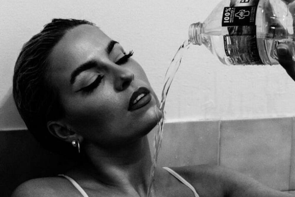 ONA SE SKINULA U MREŽAST DONJI VEŠ: Svojom FOTKOM golica MAŠTU, MUŠKARCI bi za nju SVE uradili (FOTO)