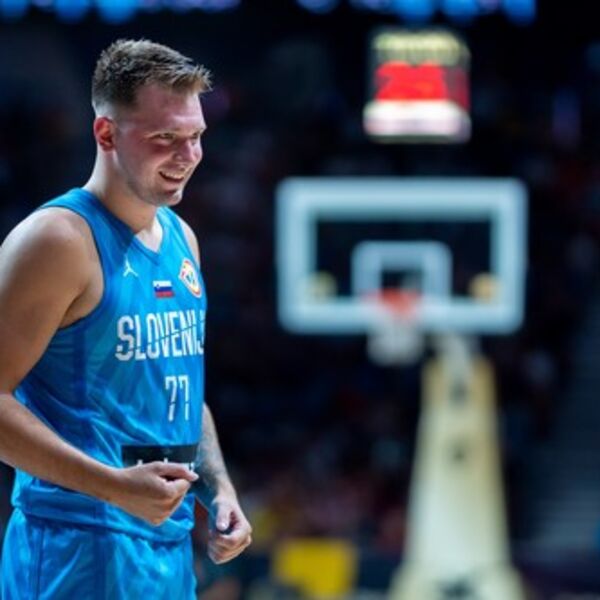 KAKO IZGLEDA DONČIĆ KADA JE U TRANSU: Vidno emotivan peva poznatu srpsku pesmu! (VIDEO)