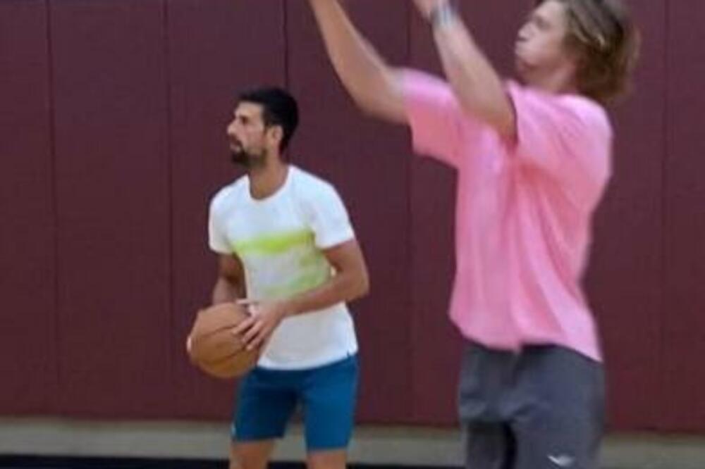ĐOKOVIĆ U MODU MUNDOBASKETA: Novak trojkom "pocepao" mrežicu pa se na ruskom obratio NBA legendi! (VIDEO)