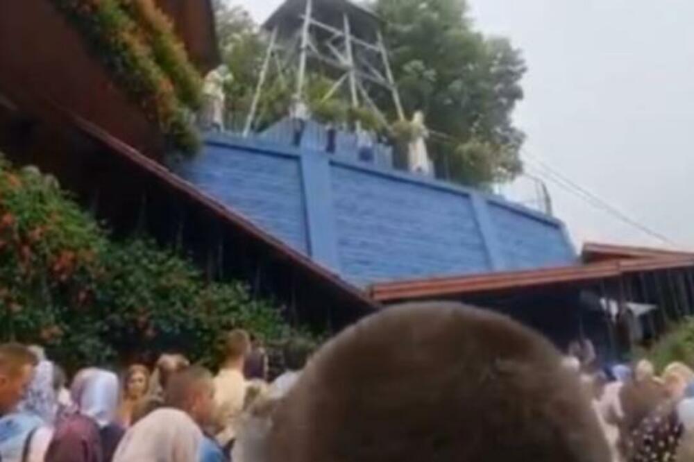 NEVEROVATNA SCENA NA PREOBRAŽENJE: Sve se odigralo ispred MANASTIRA, učestvovale STOTINE LJUDI! (FOTO)