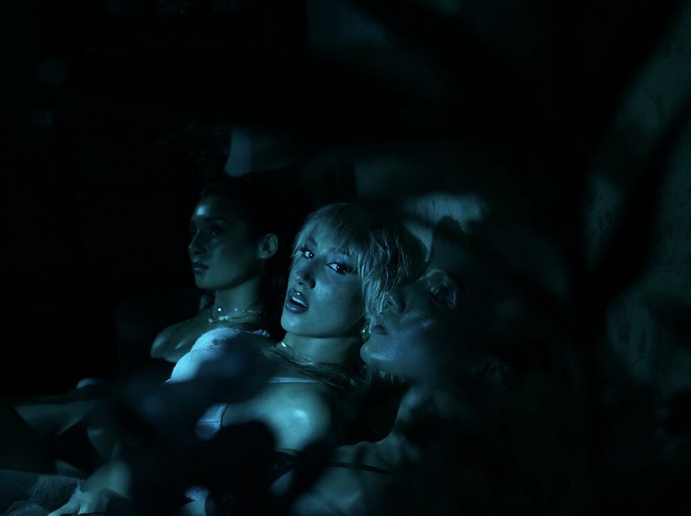 Atraktivna pevačica Angellina očekivala je da će uživati u reakcijama publike na svoj novi spot za pesmu 'Mesečina'