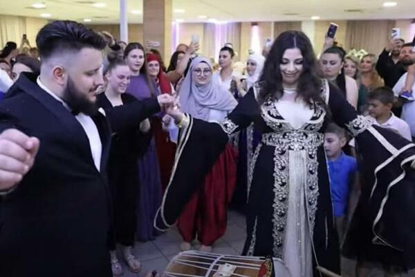 MLADA U ZLATU, MUZIČARI USIJALI ATMOSFERU, EVRI NA SVE STRANE: Raskošna svadba o kojoj se priča u Sandžaku (VIDEO)