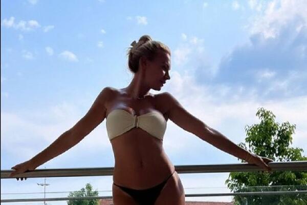 ATRAKTIVNA VODITELJKA IZGRMELA U IZAZOVNOM BIKINIJU: Svaka OBLINA došla do izražaja, preznojićete se od PRIZORA