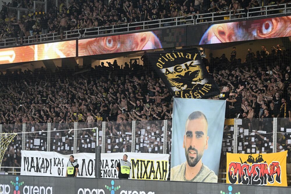 Slika ubijenog Mihalisa Kacurisa na tribini navijača AEK-a