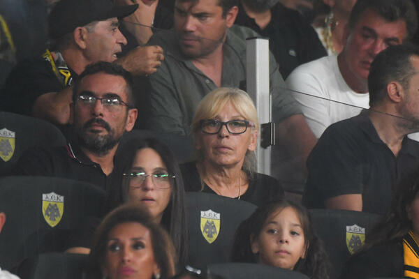 MAJKA UBIJENOG NAVIJAČA GLEDALA MEČ AEK-DINAMO: Posetila igrače u svlačionici, a onda je usledio EMOTIVAN MOMENAT