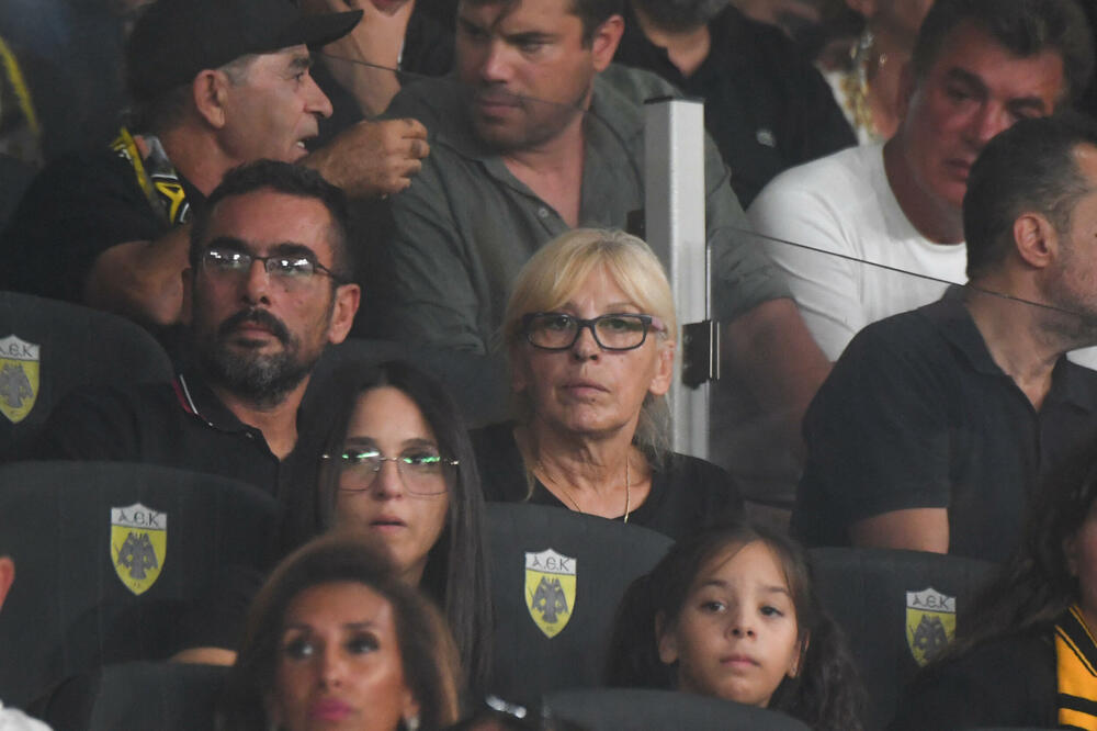 MAJKA UBIJENOG NAVIJAČA GLEDALA MEČ AEK-DINAMO: Posetila igrače u svlačionici, a onda je usledio EMOTIVAN MOMENAT