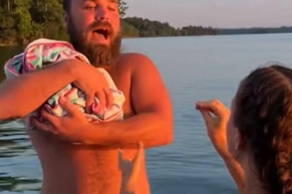 ŽENA MU IŠLA NA ŽIVCE, PA JE "BEBU" ZAFRLJAČIO U VODU: Bizarna scena JEŽI KOŽU! Potez majke je TEK POSEBNA PRIČA
