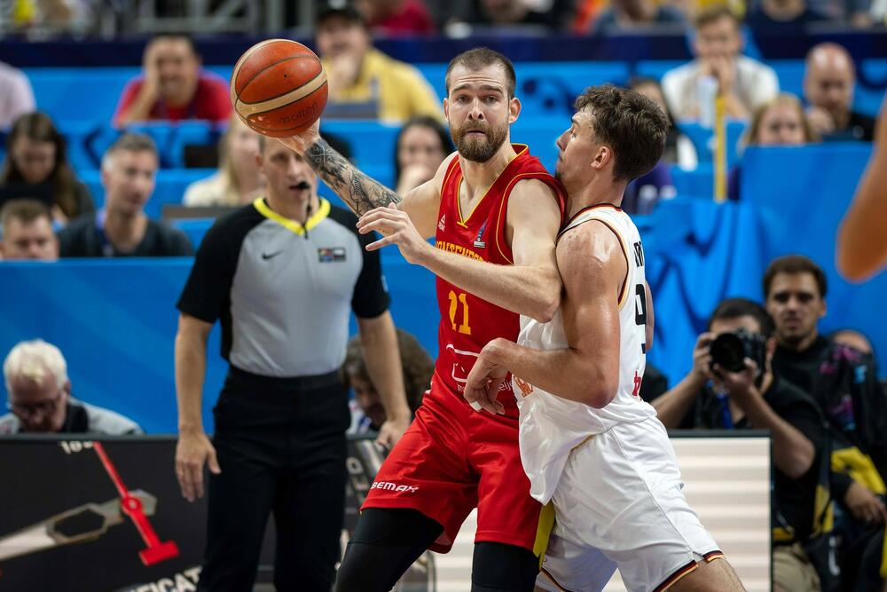 Nemanja Radović (levo) na Evropskom prvenstvu na meču Nemačke i Crne Gore