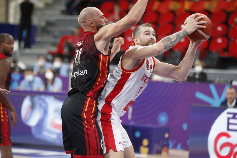 Nemanja Radović (desno) na Evropskom prvenstvu na meču Belgije i Crne Gore