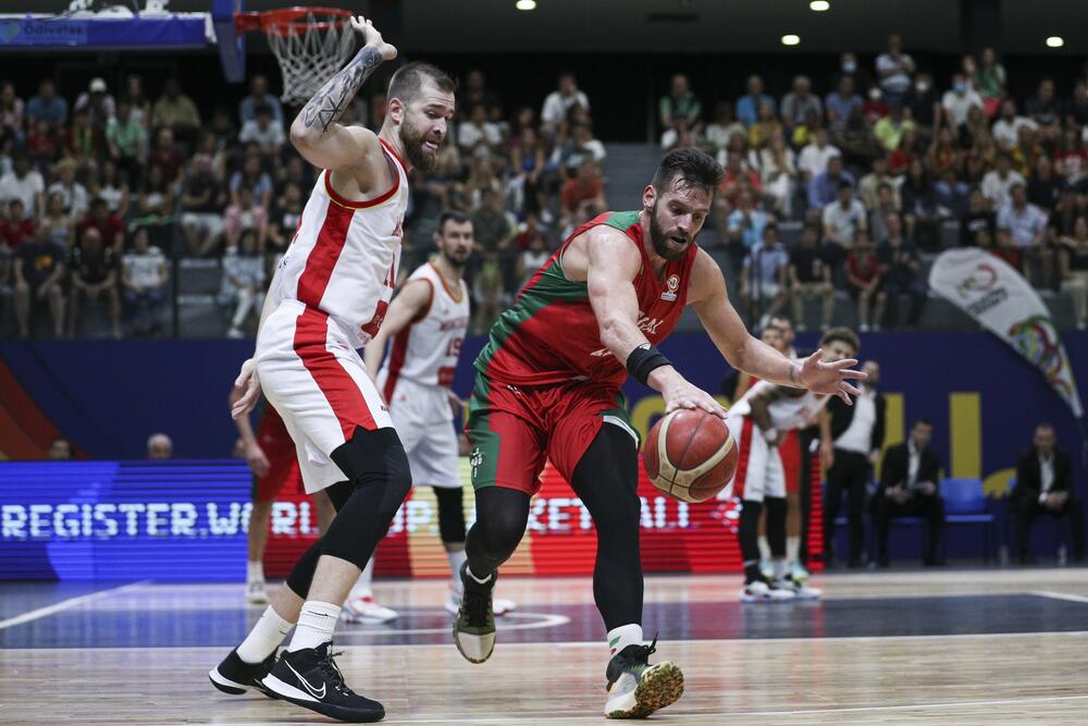 Nemanja Radović (levo) na meču kvalifikacija za Mundobasket između Portugala i Crne Gore