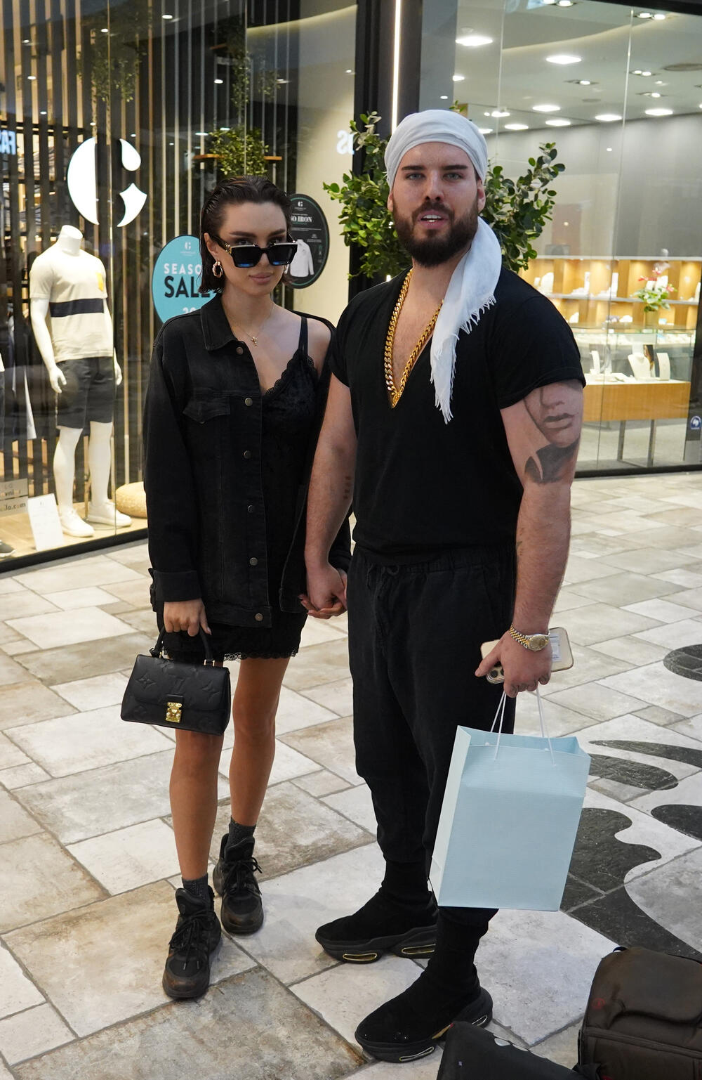 Kratka haljina istakla je njene duge noge i veoma zgodno telo.