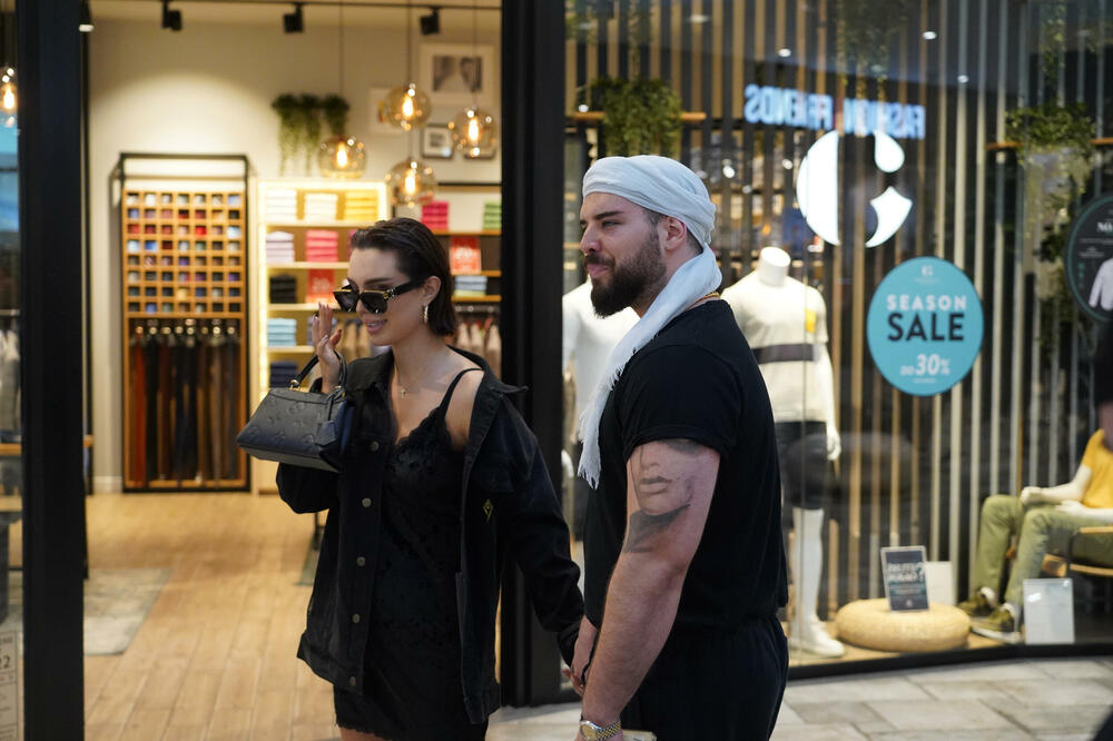 DA LI JE REALNA? Svi bruje o ženi POZNATOG SRBINA koji ŠOKIRA JAVNOST: Beograđani ih FRAPIRANI gledali